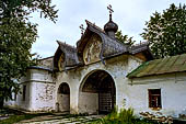 Novgorod - cattedrale della Vergine del Segno (Znamensky Sobor), (XVII sec.), la Porta Santa con la caratteristica copertura a scandole di legno. 